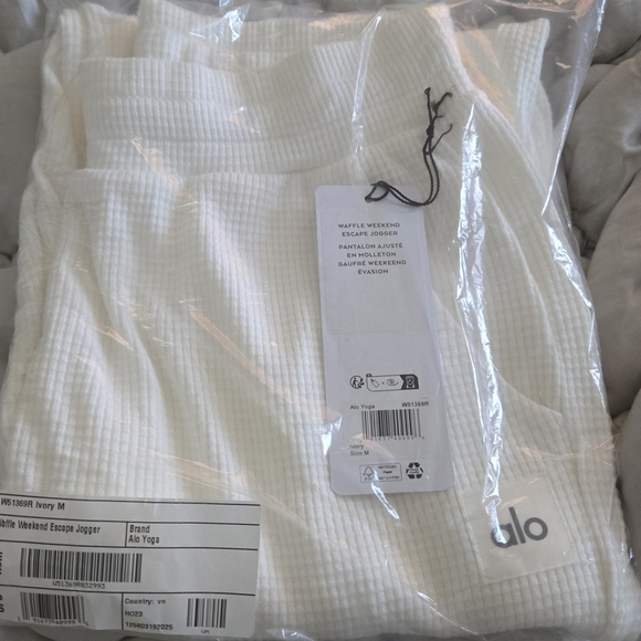 Alo Yoga Waffle Weekend Escape Jogger - Picture 6 of 8